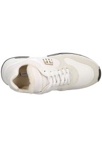 Sneaker bianco con dettagli in suede beige, punta rotonda, collo imbottito, lacci bianchi piatti e logo dorato sul lato. Fodera interna morbida.
