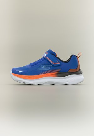 Baskets de sport bleues et orange avec semelle blanche, bride Velcro et languette, vues de côté sur un fond neutre.
