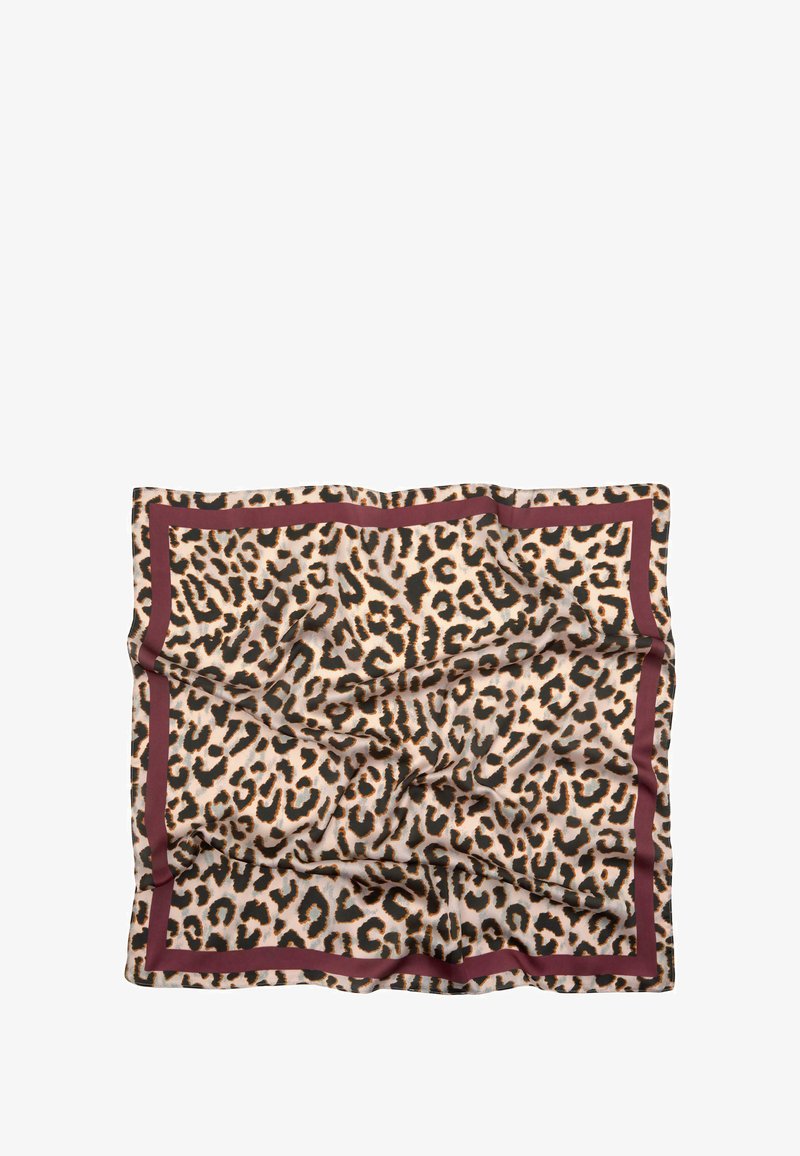 Silkkikaulahuivi, jossa on leopardikuvio tanin ja mustan sävyissä, syvän burgundin kehystämä, pehmeä ja sileä rakenne.