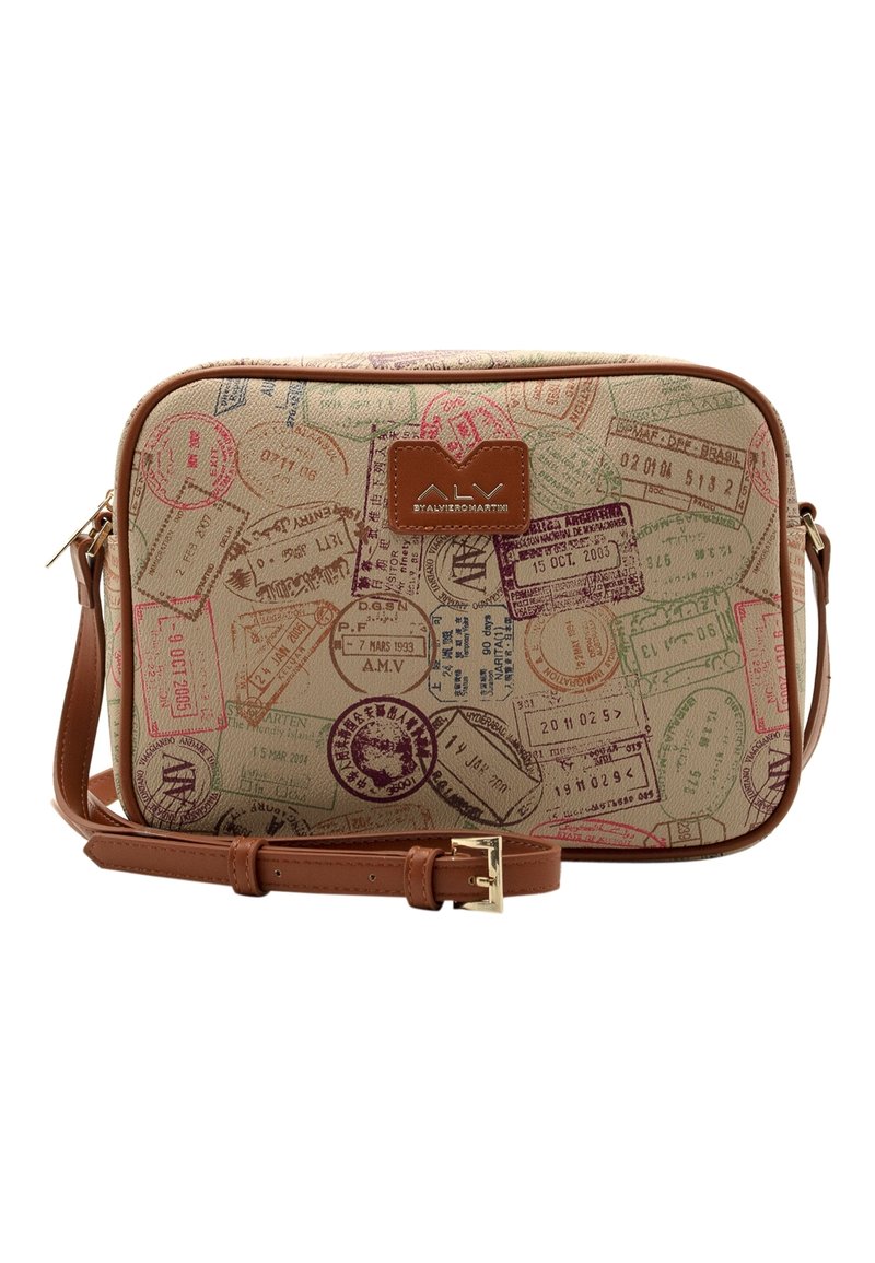 Borsa a tracolla rettangolare con tracolla in pelle marrone, tessuto beige coperto da stampe colorate di timbri di passaporto internazionali, patch con logo ALV sul frontale.