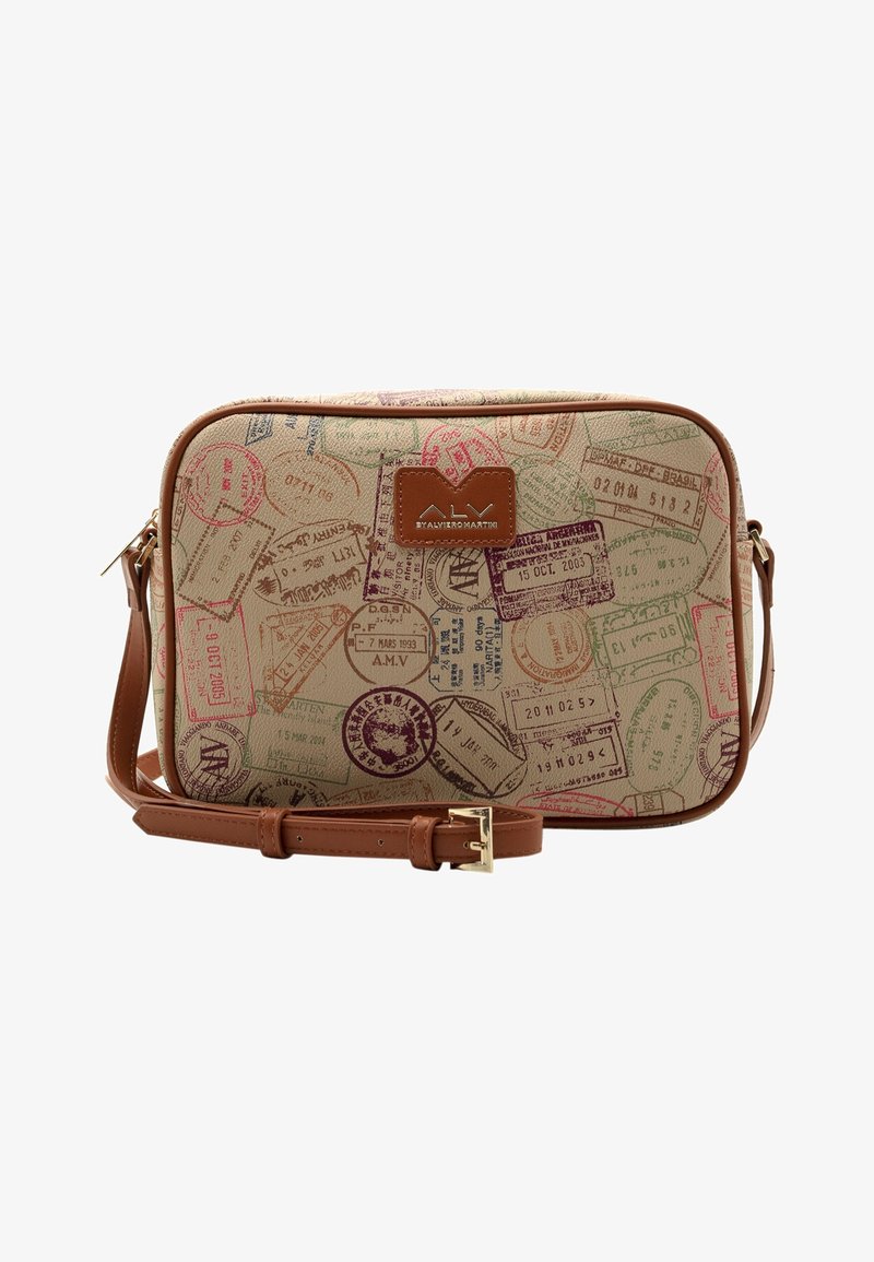 Obdélníková crossbody taška s hnědým koženým popruhem, béžová látka pokrytá barevnými potisky mezinárodních razítek pasů, s nášivkou loga ALV na přední straně.