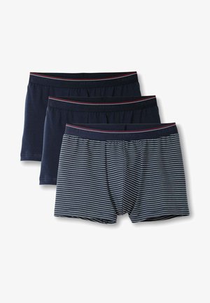 Tre paia di boxer: due in un solido blu scuro e uno blu navy con sottili righe bianche. Tessuto morbido, fasce elastiche in vita con branding e dettagli discreti.