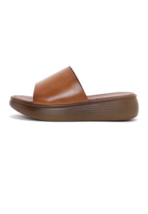 Sandale mule en cuir marron avec une large bride et une semelle épaisse, moulée et de couleur marron foncé, conçue pour le confort et le soutien au quotidien.