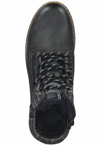 Bottines en cuir noir avec une surface texturée, des lacets à motifs, une doublure en polaire et une semelle robuste. Possède des œillets métalliques et une étiquette de logo.