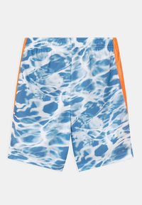 Shorts de bain bleu et blanc avec un motif aquatique, dotés d'accents latéraux orange. Fabriqués en tissu léger et respirant ; ceinture élastique.