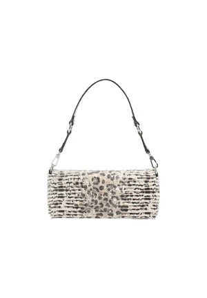 Tasche im Leopardenmuster mit strukturiertem beigen Oberflächen, zylindrischer Form, kurzem Griff und silberfarbenen Hardware-Akzenten.