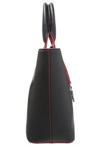 Svart handväska med textur och röd kant, rundade handtag och en silver nyckelring hängande på sidan, visad från sidan.