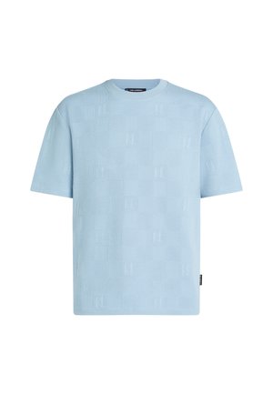 Hellblaues T-Shirt mit kurzen Ärmeln, das ein strukturiertes Muster mit wiederholten Initialen zeigt, runder Halsauschnitt und gerader Schnitt.