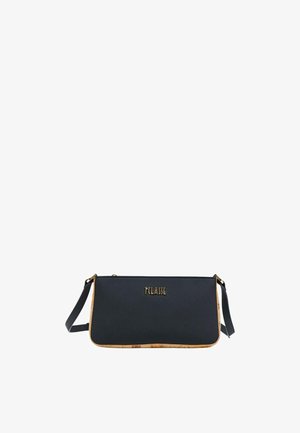 Sort rektangulær crossbody taske med justerbar strop, guld "ALVIERO MARTINI 1A CLASSE" logo og tan kant med kortmønster.