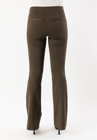 Pantaloni marroni a zampa d'elefante realizzati in tessuto elasticizzato, con vita aderente, due tasche posteriori e una texture liscia con una leggera lucentezza.