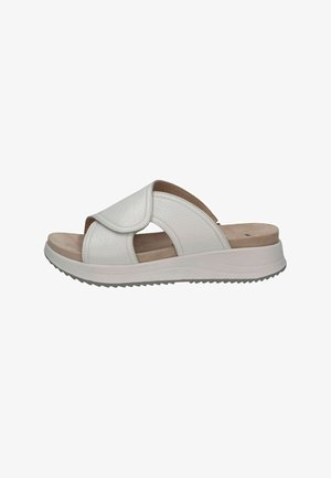 Witte leren slip-in sandaal met open teen, verstelbare klittenbandsluiting, gevoerd voetbed en textuurrubberen zool. Minimalistisch ontwerp.
