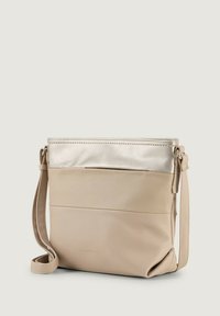 Beige Leder Umhängetasche mit einem metallic silbernen Oberteil, strukturierten Oberflächen, verstellbarem Schulterriemen und Detailtasche auf der Vorderseite. Kompakt und funktional.