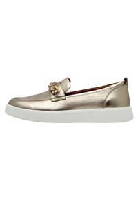 Chaussure slip-on en métal doré avec une finition lisse, ornée d'un accent de chaîne décorative et d'une semelle en caoutchouc blanche. Design simple et épuré.