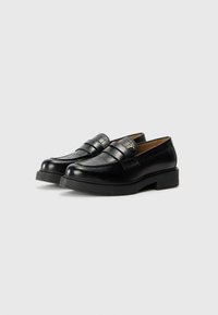 Schwarze Lederloafers mit strukturiertem Design und schmalem Finish. Mit einem doppelten Riemen über dem Obermaterial und einem niedrigen, klobigen Absatz.