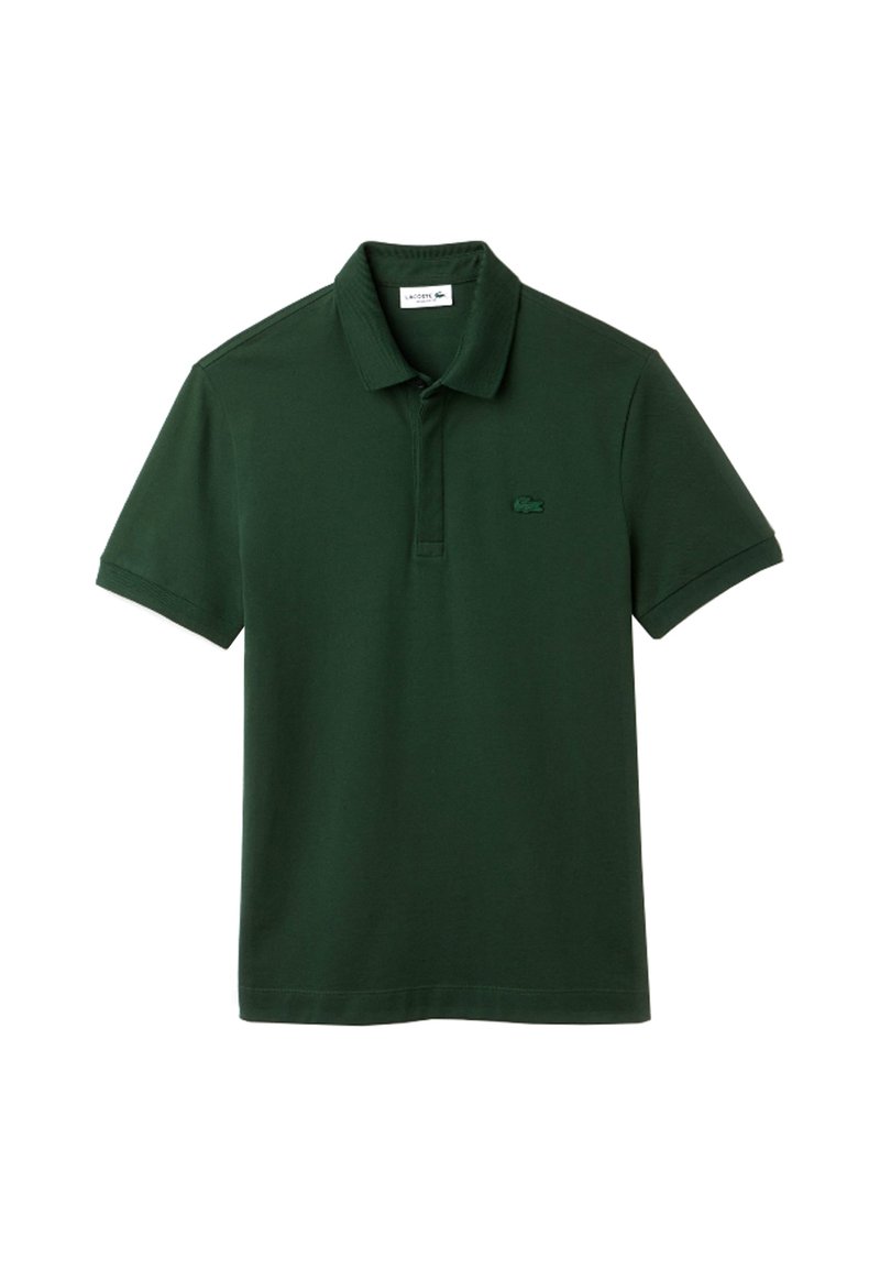 Polo de color verde oscuro hecho de algodón, con un cuello doblado, mangas cortas y un sutil logo bordado en el pecho.