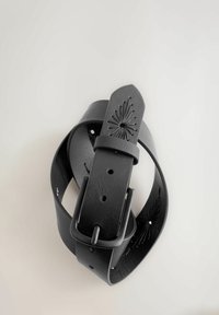 Cinturón de cuero negro con una correa ancha, punta redondeada y bordado decorativo en forma de rayo de sol cerca de la hebilla. Hebilla de metal negro delgada.