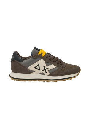 Brauner und grauer Sneaker mit weißem Seitenpanel mit schwarzem Dreieck und X-Logo, gelben und braunen Schnürsenkeln und weißer Sohle mit schwarzem und gummiertem Profil.