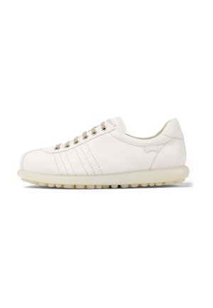 Zapatilla de cuero blanco con punta redondeada, seis ojales, cordones de color marrón claro y detalles de costura sutiles. Presenta una suela de goma texturizada.