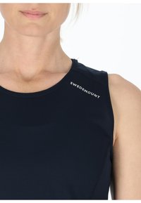 Marineblaue ärmellose Bluse aus strukturiertem Material mit Rundhalsausschnitt und einem Logo "SWEDEMOUNT" an der Schulternaht.