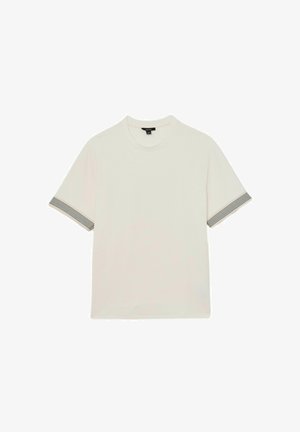 Fehér rövid ujjú póló csíkos fekete-fehér díszítéssel az ujjain, texturált anyagból készült. Kerek nyakkivágás.