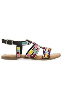 Sandalia plana de cuentas con correas negras, adornada con cuentas coloridas en patrones de rojo, azul, amarillo y rosa; hebilla ajustable en el tobillo; suela suave.
