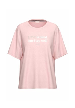 T-shirt rosa chiaro a maniche corte con scollo rotondo e scritta bianca sul davanti che recita "L'AMORE è cieco, ma io vedo bene!".