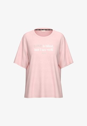 T-shirt rosa chiaro a maniche corte con scollo rotondo e scritta bianca sul davanti che recita "L'AMORE è cieco, ma io vedo bene!".