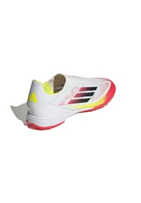 Weißer Sportschuh mit schlankem Design, ausgestattet mit schwarzen und roten Akzenten, einer strukturierten Oberseite und einer roten Außensohle mit einem Verlaufsmuster.