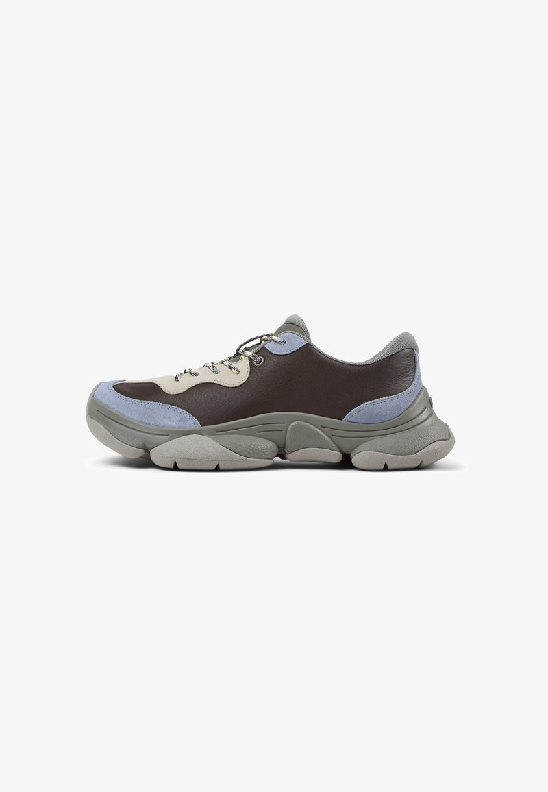 Masywne sneakersy wykonane z mieszanki brązowej, szarej i jasno niebieskiej skóry oraz zamszu, z teksturowanymi materiałami i metalicznymi sznurowadłami.