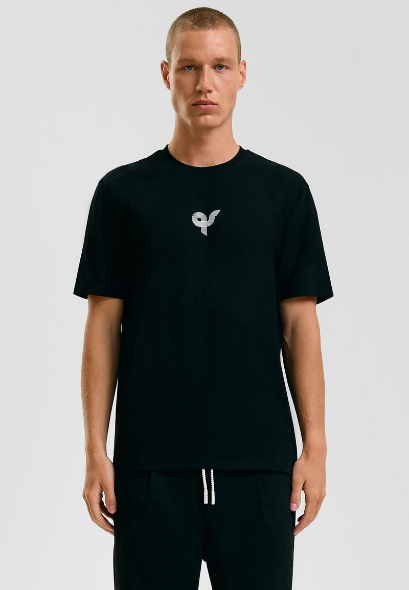 Zwart katoen T-shirt met een klein zilveren logo op de borst. Klassieke ronde hals, korte mouwen, met een relaxed fit.