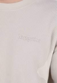 Lys grå ribbet sweater med rund halsudskæring og subtilt broderet "Dropsize" logo på brystet. Blød tekstur og tætsiddende design.