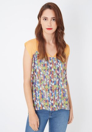 Blusa multicolor con mangas cortas naranjas, que presenta un patrón floral y de rayas en azul, verde y rojo. Tejido ligero y transparente.