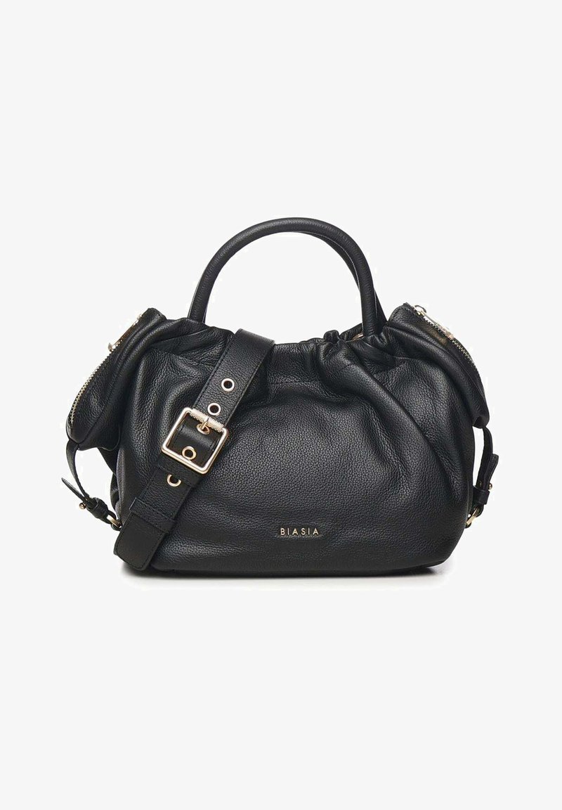 Bolso de mano de cuero negro texturizado con asa superior y correa ajustable con hebilla, con herrajes dorados y logo "BIASIA" en la parte delantera.