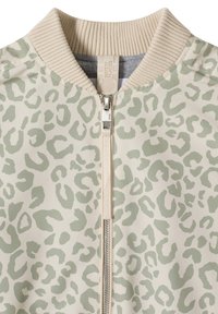 Veste bomber beige avec imprimé léopard gris clair, col côtelé et fermeture centrale à glissière métallique.