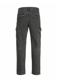 Cargo hlače u tamnosivom denim materijalu. Imaju zakrpan džepove na bedrima i straga, s ukrasnim šavovima i ravnim krojem.