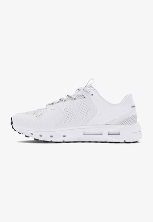 Zapatilla deportiva blanca con parte superior de malla con perforaciones, suela exterior de goma sólida y entresuela acolchada para mayor comodidad.
