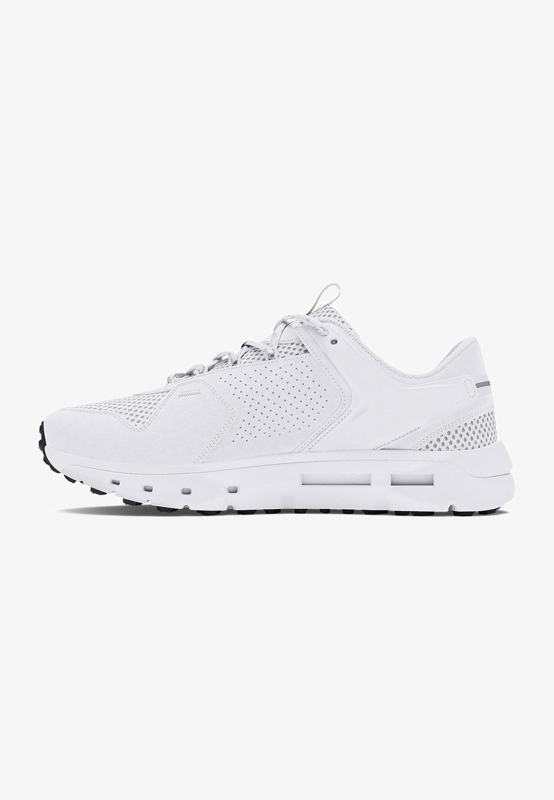Chaussure de sport blanche avec une tige en mesh perforée, une semelle extérieure en caoutchouc solide et une semelle intermédiaire rembourrée pour le confort.