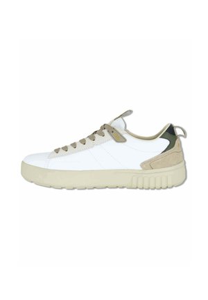 Sneaker bianca bassa con lacci beige, suola beige, dettaglio in camoscio sul tallone e linguetta posteriore.