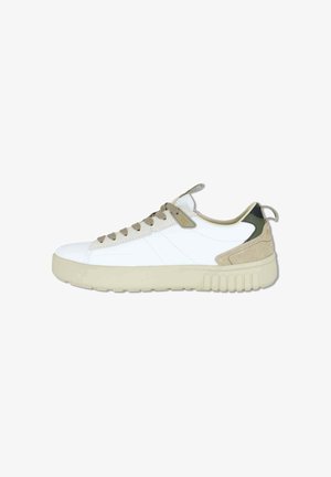 Sneaker bianca bassa con lacci beige, suola beige, dettaglio in camoscio sul tallone e linguetta posteriore.