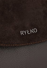 Borsa in suede marrone con base in pelle testurizzata. Logo "RYŁKO" in argento e dettagli di cucitura marrone a contrasto. Superficie liscia con texture morbida.