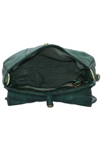 Zelená kožená kabelka s texturovaným povrchem. Má otevřený vrchol, vnitřní zipovou kapsu a mosazné kovové akcenty.