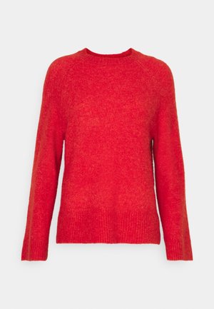 Czerwony sweter z długim rękawem i okrągłym dekoltem, z prążkowanymi mankietami i dołem, wykonany z miękkiego, puszystego dzianego materiału.