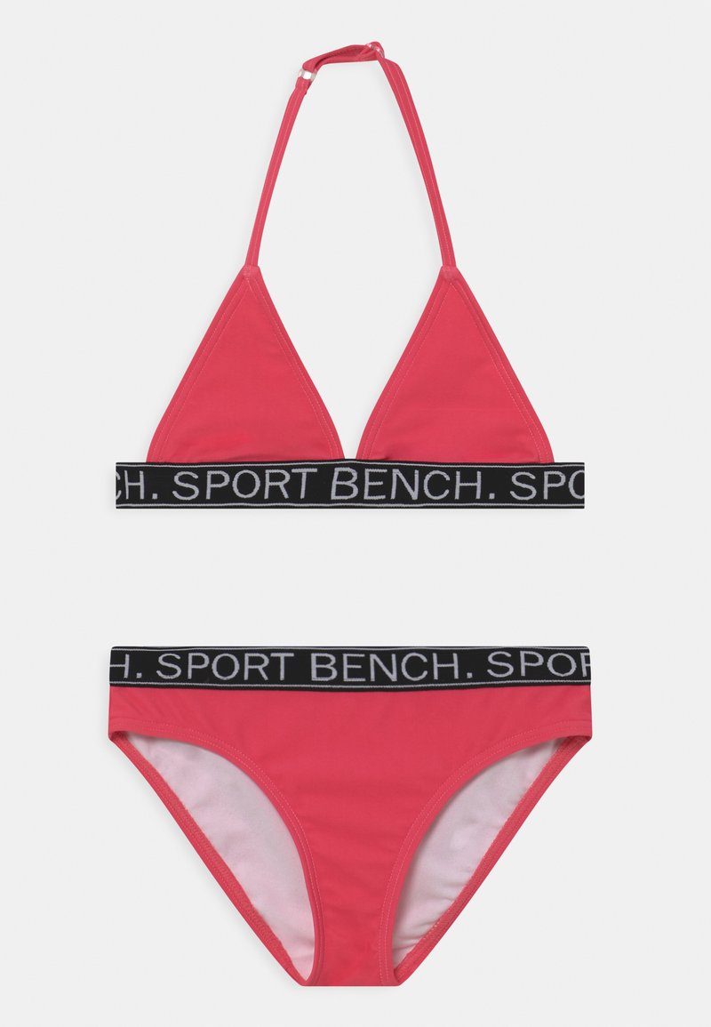 Rosa Bikini mit einem dreieckigen Oberteil mit dünnen Trägern und einem passenden Unterteil. Beide Teile haben einen schwarzen Bündchen mit dem Text "SPORT BENCH".