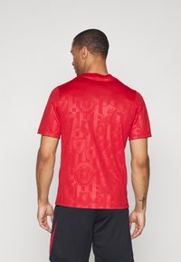 Nike Performance LIVERPOOL FC NIKE DF ACADEMY SHORT SLEEVES TOP K PRE-MATCH - Joukkuetuote - gym red/chrome yellow