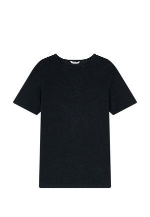 Czarny t-shirt z krótkim rękawem i okrągłym dekoltem, wykonany z miękkiej tkaniny bawełnianej, o luźnym kroju, bez widocznych wzorów czy ozdób.