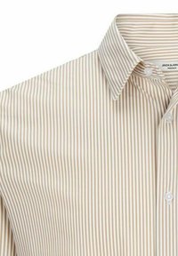 Camicia a righe crema e beige con colletto classico e maniche lunghe, realizzata in tessuto morbido, con vestibilità regolare e orlo arrotondato.
