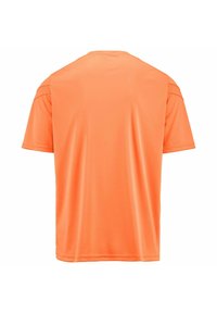 Camiseta de manga corta y cuello redondo en un brillante color naranja. Textura suave con un material ligero y transpirable. Sin patrones ni acentos visibles.