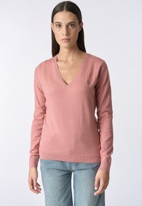 Maglione a V, con maniche lunghe, in morbido maglione rosa con polsini e orlo a coste; presenta un piccolo logo ricamato sul petto.