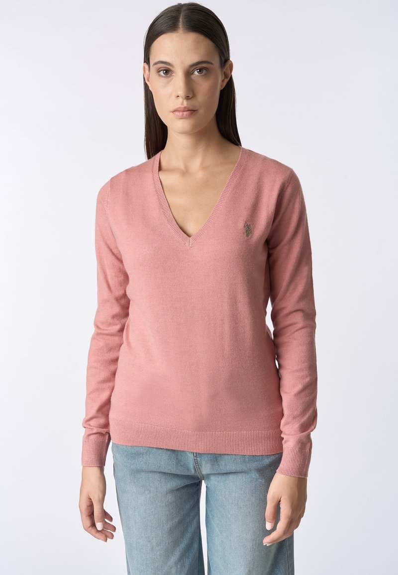 Maglione a V, con maniche lunghe, in morbido maglione rosa con polsini e orlo a coste; presenta un piccolo logo ricamato sul petto.