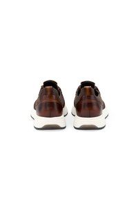 Braune Sneakers mit strukturiertem Stoff und glatten Lederakzenten. Weiße Sohlen mit schwarzen Laufsohlen. Verstärkter Fersenbereich und Zuglasche für einfaches An- und Ausziehen.